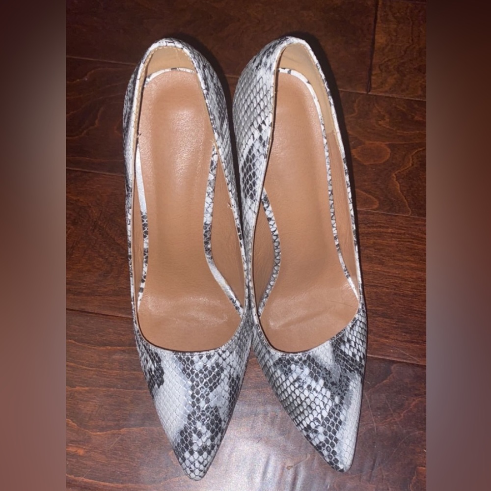 Pointed Toe Snakeskin Pumps